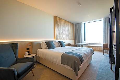 Deluxe King Room with Bath - Elizabeth Quay Lux
