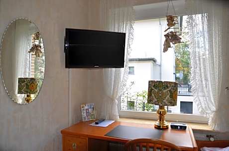 Single Room with toilet and shared bathroom