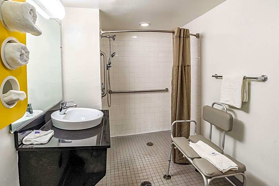 Motel 6 Joliet, IL - I-80