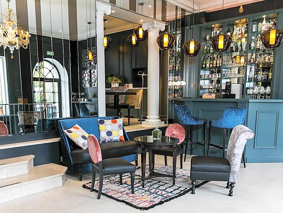 Hotel de Neuville Arc de Triomphe