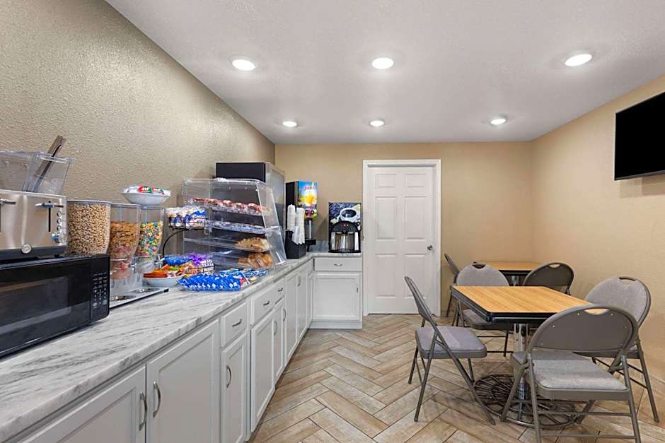 Super 8 by Wyndham Paducah I-24 Exit 4