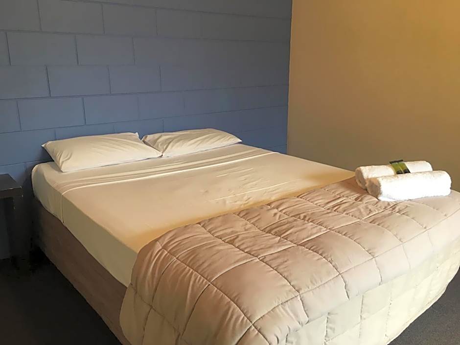 Beachcomber Lodge & Backpacker