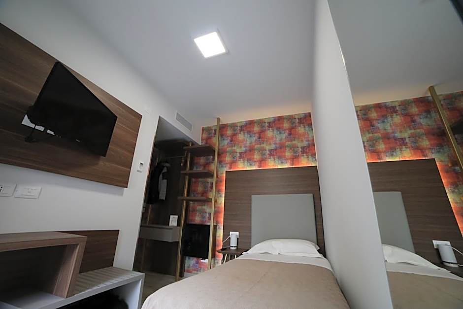 8room hotel
