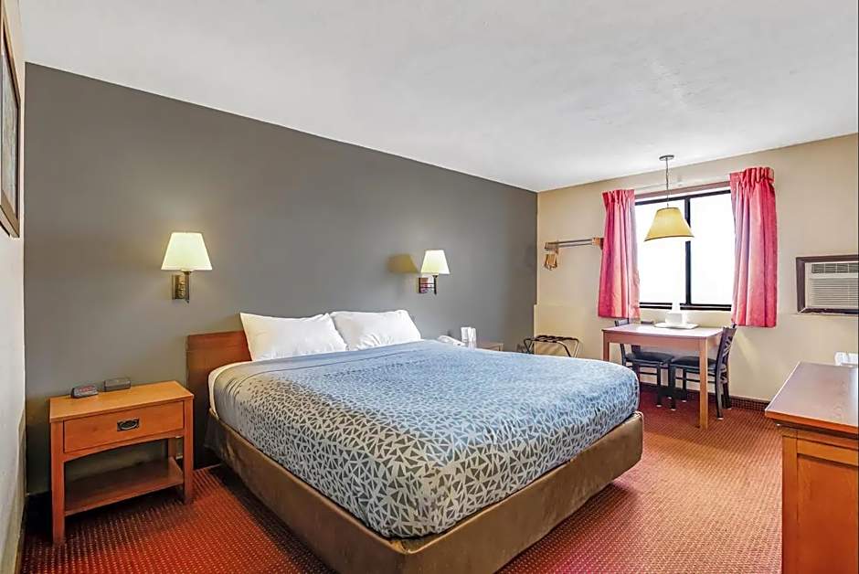Photo 1 of 9 of 1 King Bed, Nonsmoking