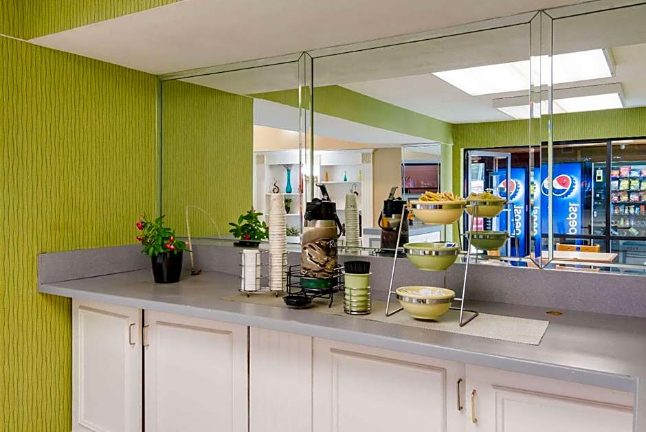 Rodeway Inn At Fort Lee