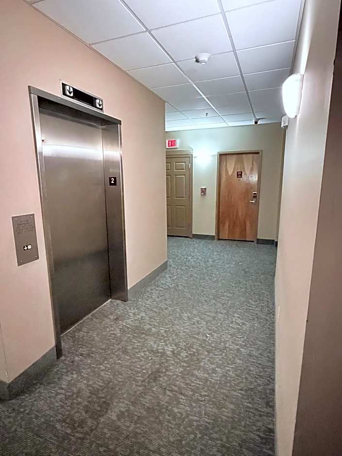 COLLINS INN & SUITES