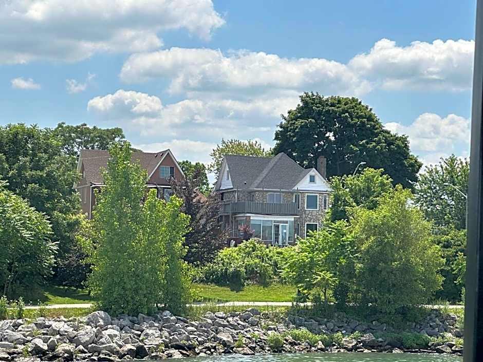 Waterfront Home Windsor ,On, Ca