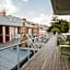 Garde and Warders Hotel