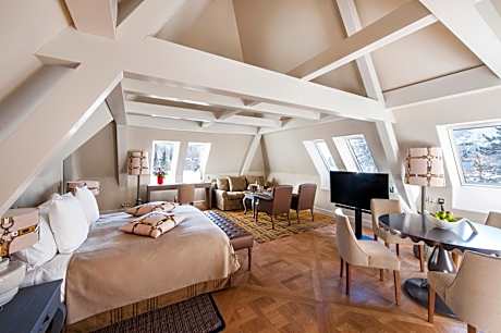 Suite with Jacuzzi and Mountain View