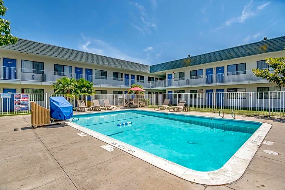 Super 8 by Wyndham Tracy