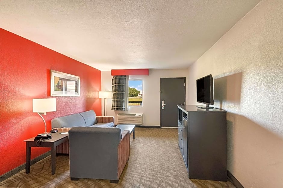 Clarion Inn & Suites Russellville I-40
