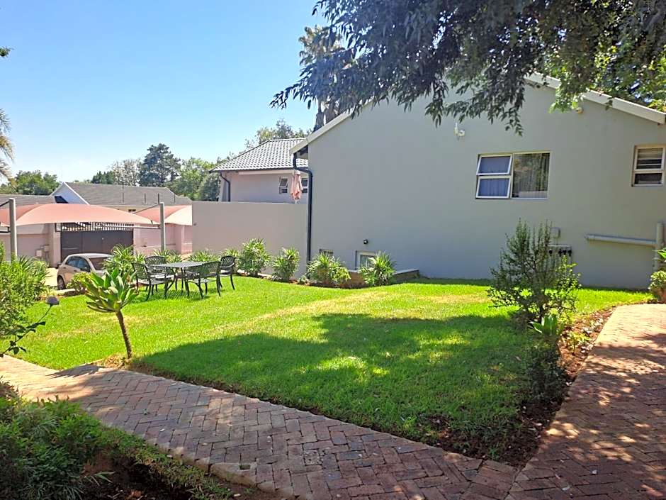 8 on Acacia Guesthouse