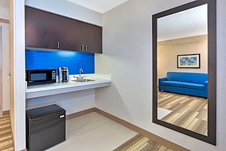 1 King Suite Communications Accessible Tub