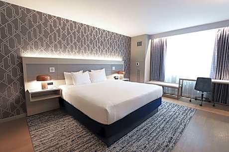 1 King Bed Suite Nonsmoking