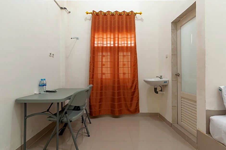 RedDoorz near UISU teladan Medan