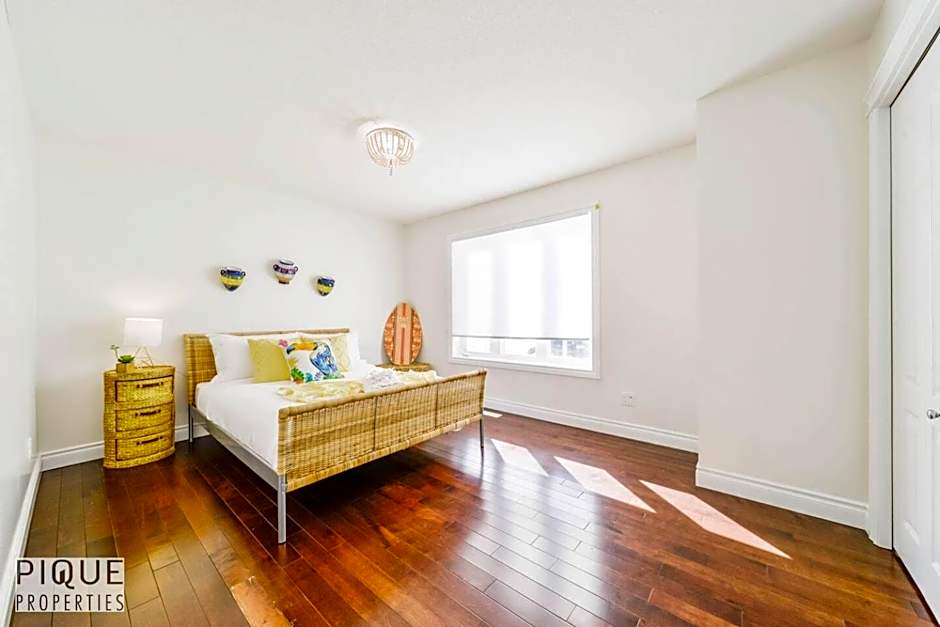 Tropical Oasis - King Beds - Free Netflix & Parking - Fast Wi-Fi