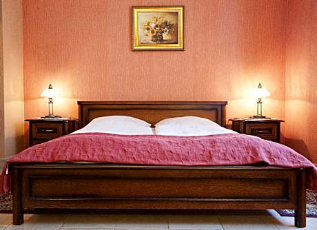 Family Room (3 Adults)