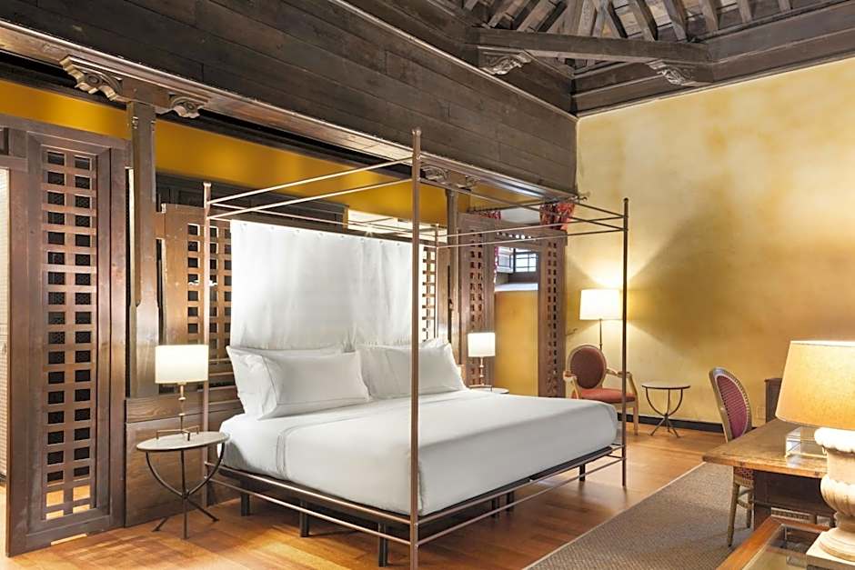 AC Palacio de Santa Paula Autograph Collection