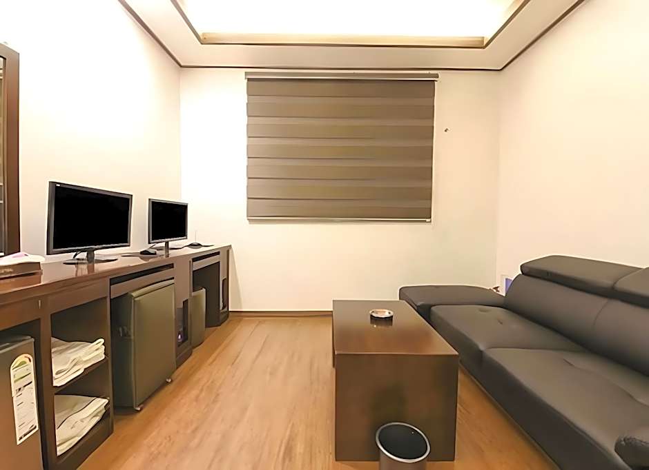 H  Hotel