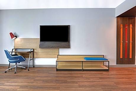 King Room with Bath Tub - Mobility Access