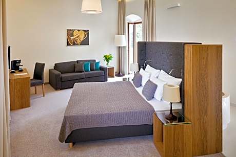 Prestige Senior Suite Apartment with Terrace – Castle