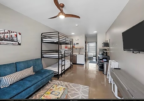 Pet Friendly Suite For Seven Near Six Flags