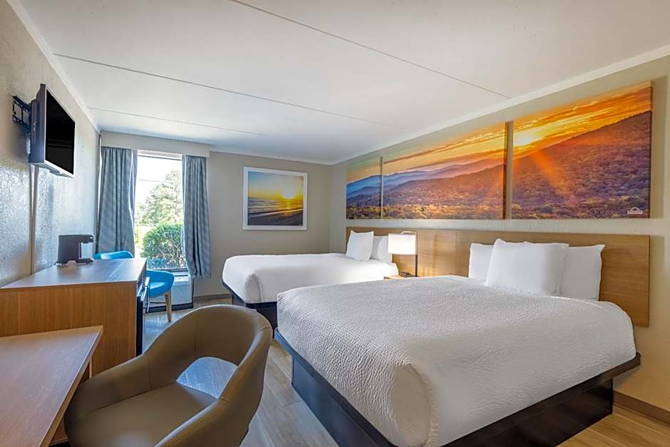 Days Inn & Suites by Wyndham Fayetteville NW Ft Bragg