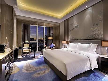 Executive Queen Room with City View