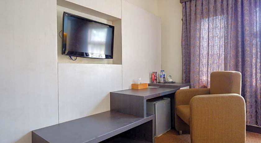 RedDoorz Plus near Hotel Benua Kendari