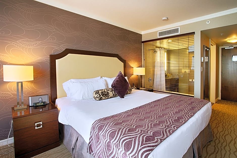 Pinnacle Hotel At The Pier