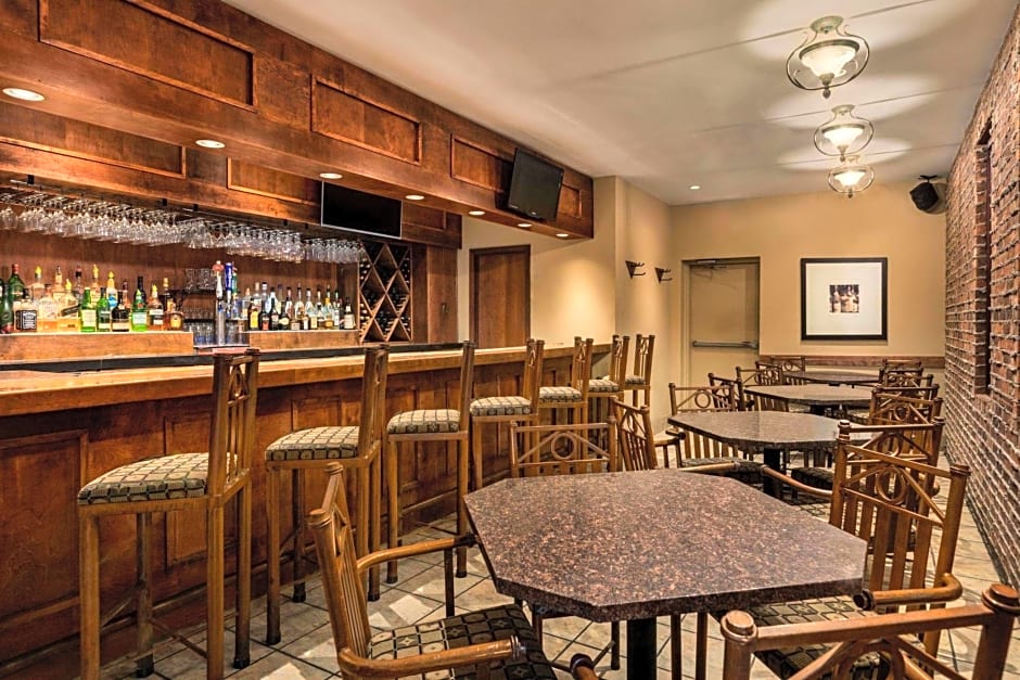 Travelodge Kingston Lasalle – Kingston