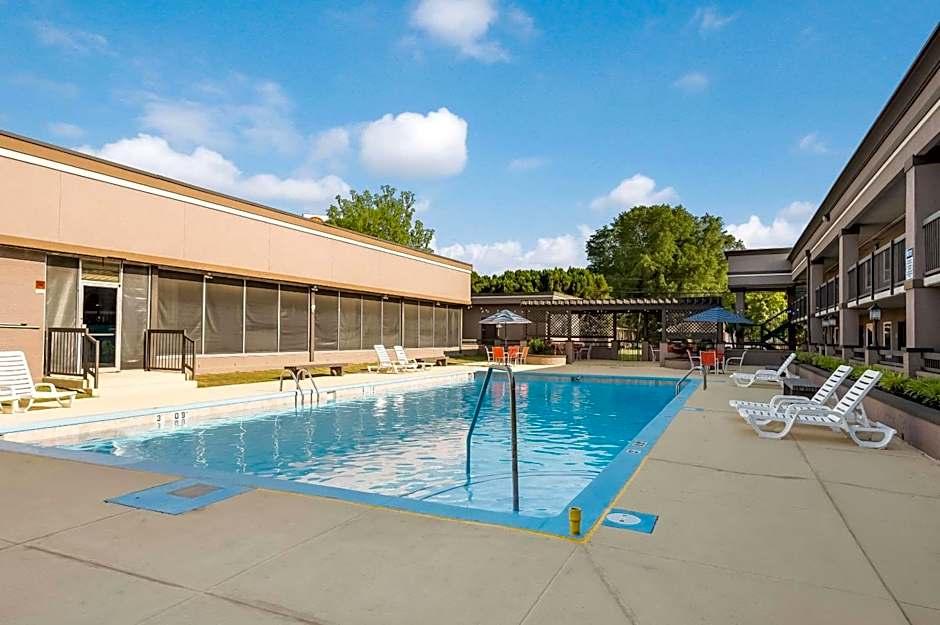 Clarion Inn & Suites Russellville I-40