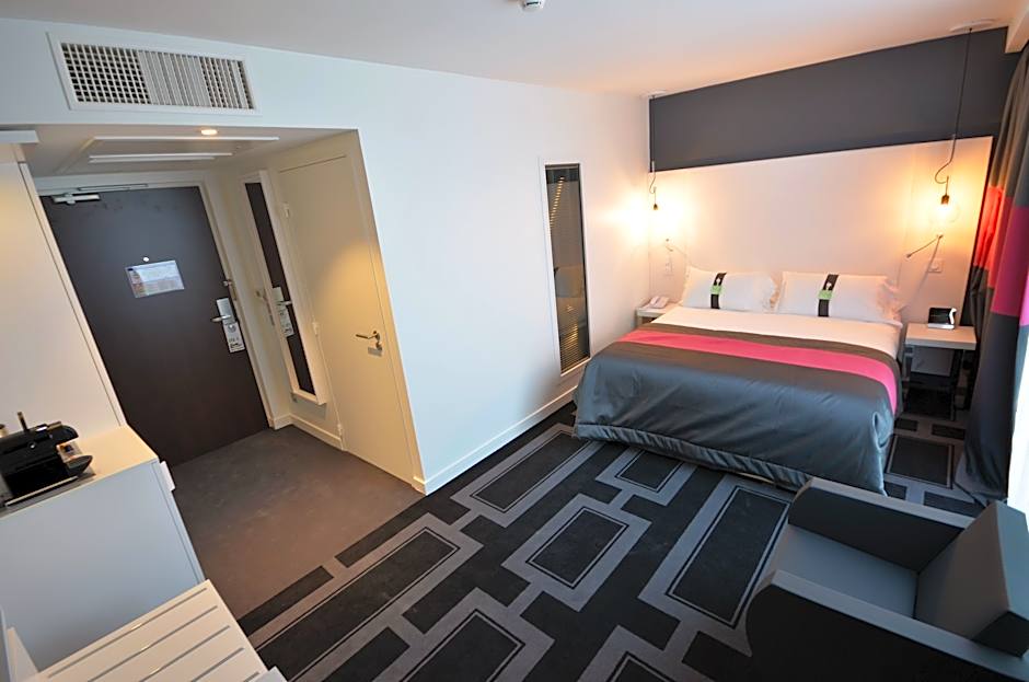 Photo 1 of 8 of Standard 1 Queen Bed