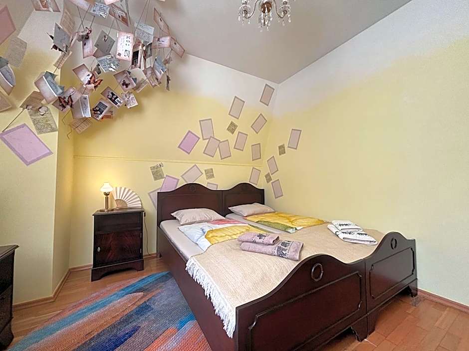 Poet's Theme Room, Free Parking