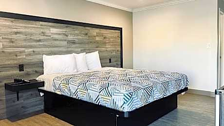 1 King Bed | Non-Smoking, Micfridge