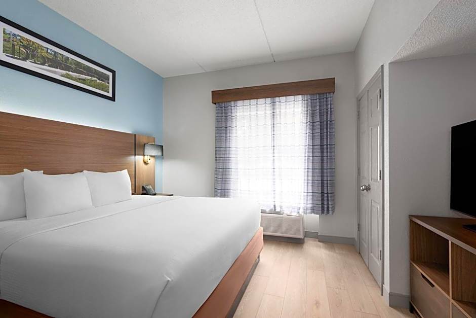 La Quinta Inn & Suites by Wyndham Raleigh Cary