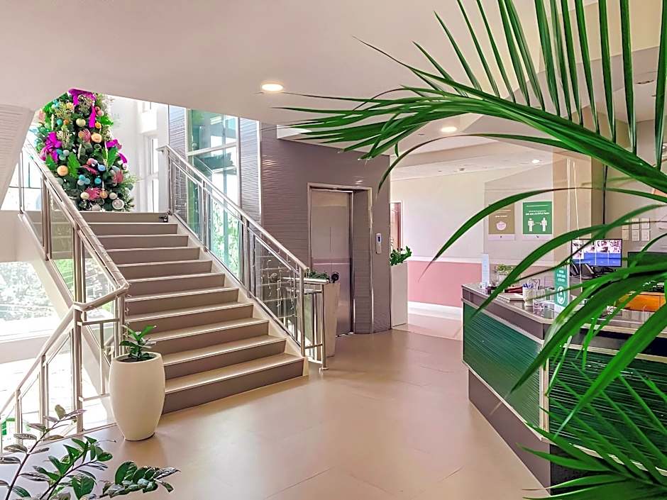Metro Pines Inn