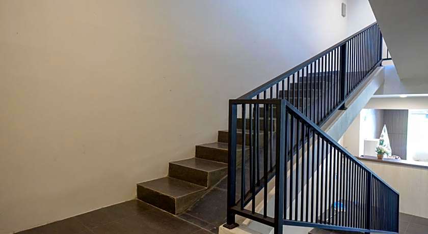 RedDoorz Plus near Solo Baru