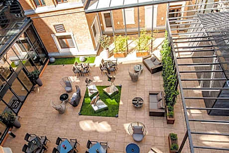 Suite Balcony, 1 Bedroom Suite, 1 King, Sofa Bed, Courtyard View, Corner Room, High Floor