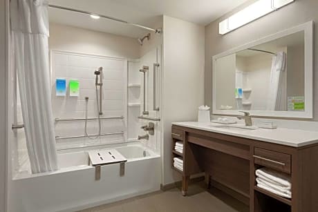 1Queen Mobilty/Hearing Access Tub Studio Nosm