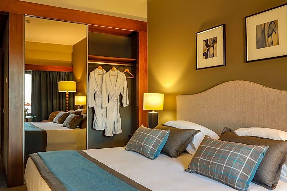 Photo 1 of 5 of Premium 1 Queen Bed