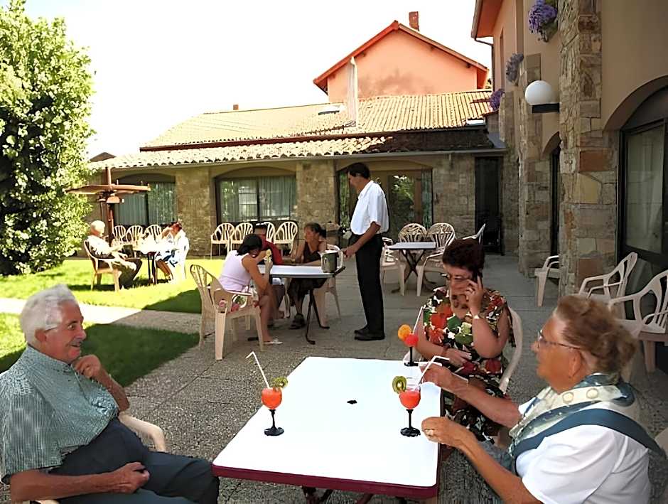 Hotel Restaurant La Creche et sa piscine interieure - Logis Hotels
