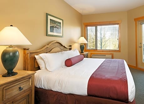 One-Bedroom Loft with Kitchen