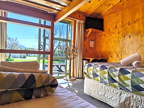 Standard Cabin with Shared Bathroom (4 People)