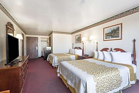 Queen Room with Two Queen Beds - Smoking