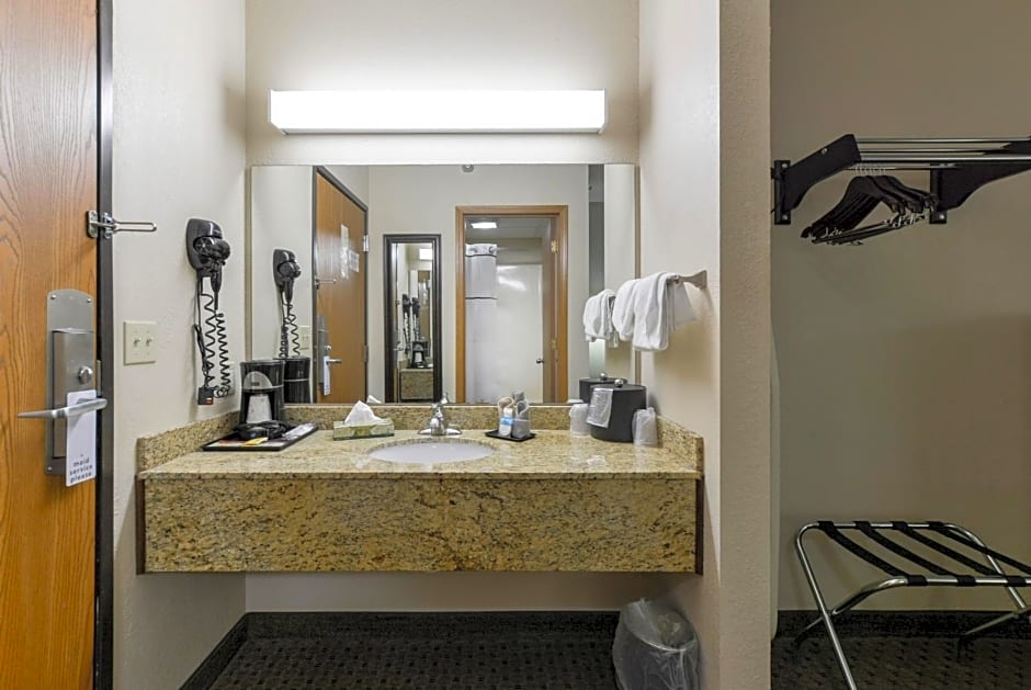 Grand View Inn & Suites