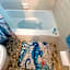 Searenity, Waterside studio in the heart of Treasure Island, walk to beach