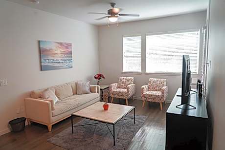 Luxury Designed 2 Bedrooms Part Hotel in Woodland Hills CA