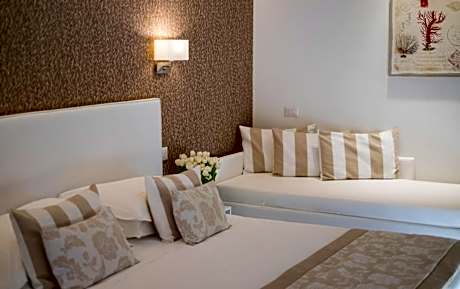 Deluxe Room with Lateral Sea View