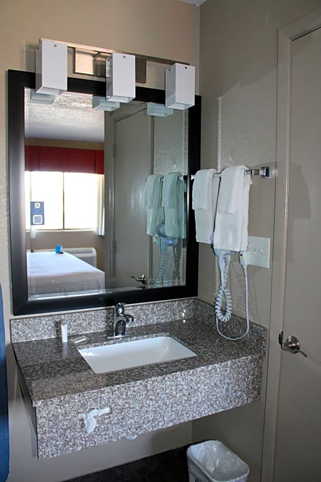 Days Inn & Suites by Wyndham Springfield on I-44